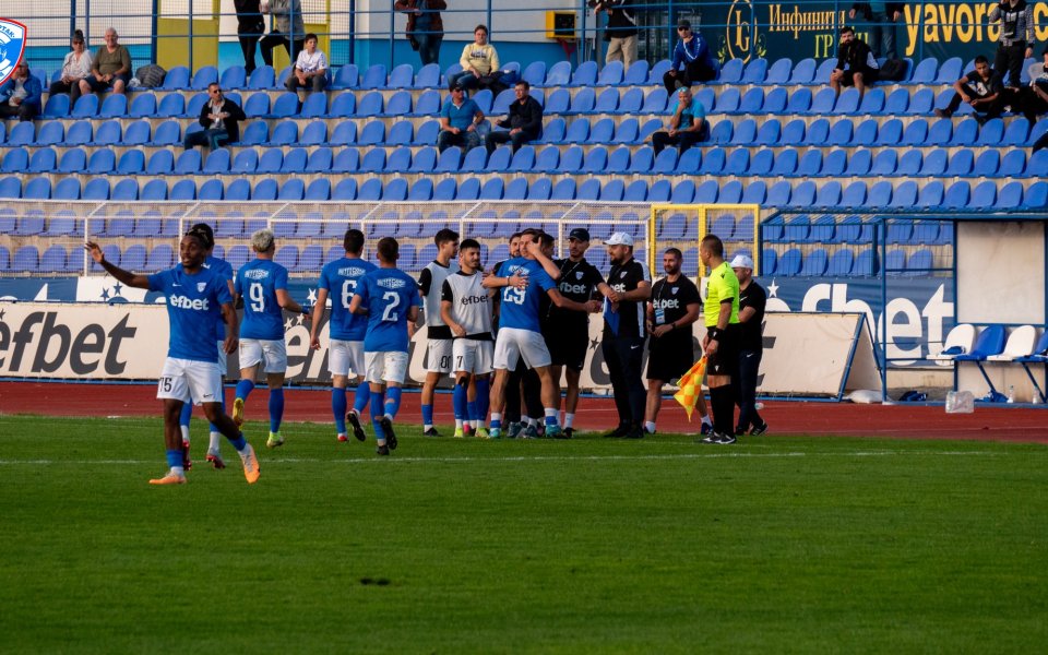 Треньорът на Спартак Варна Васил Петров има две дилеми за