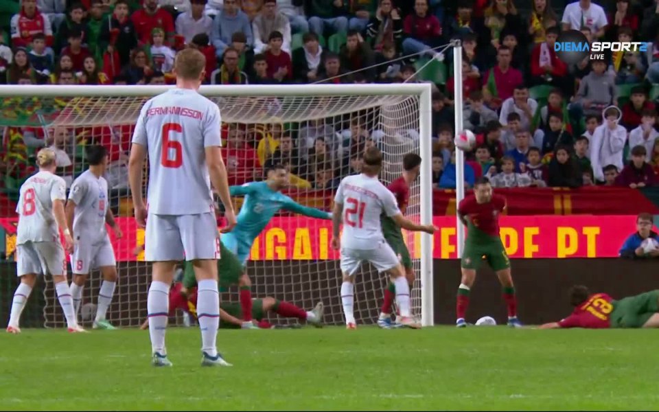 Исландия също като Португалия в началото на мача нацели греда.