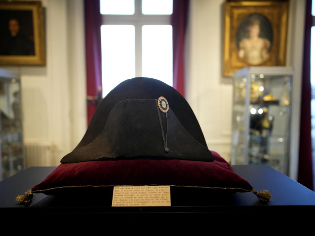 Шапка на френския император Наполеон Бонапарт бе продадена за близо