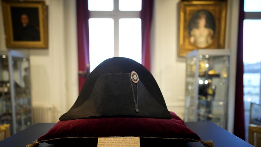 Шапка на Наполеон бе продадена за близо 2 милиона евро на търг