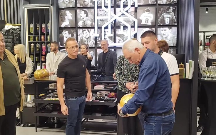 Христо Стоичков откри нов магазин в София