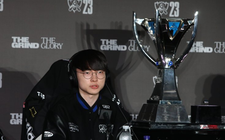eSports суперзвезда рекламира K-pop песен