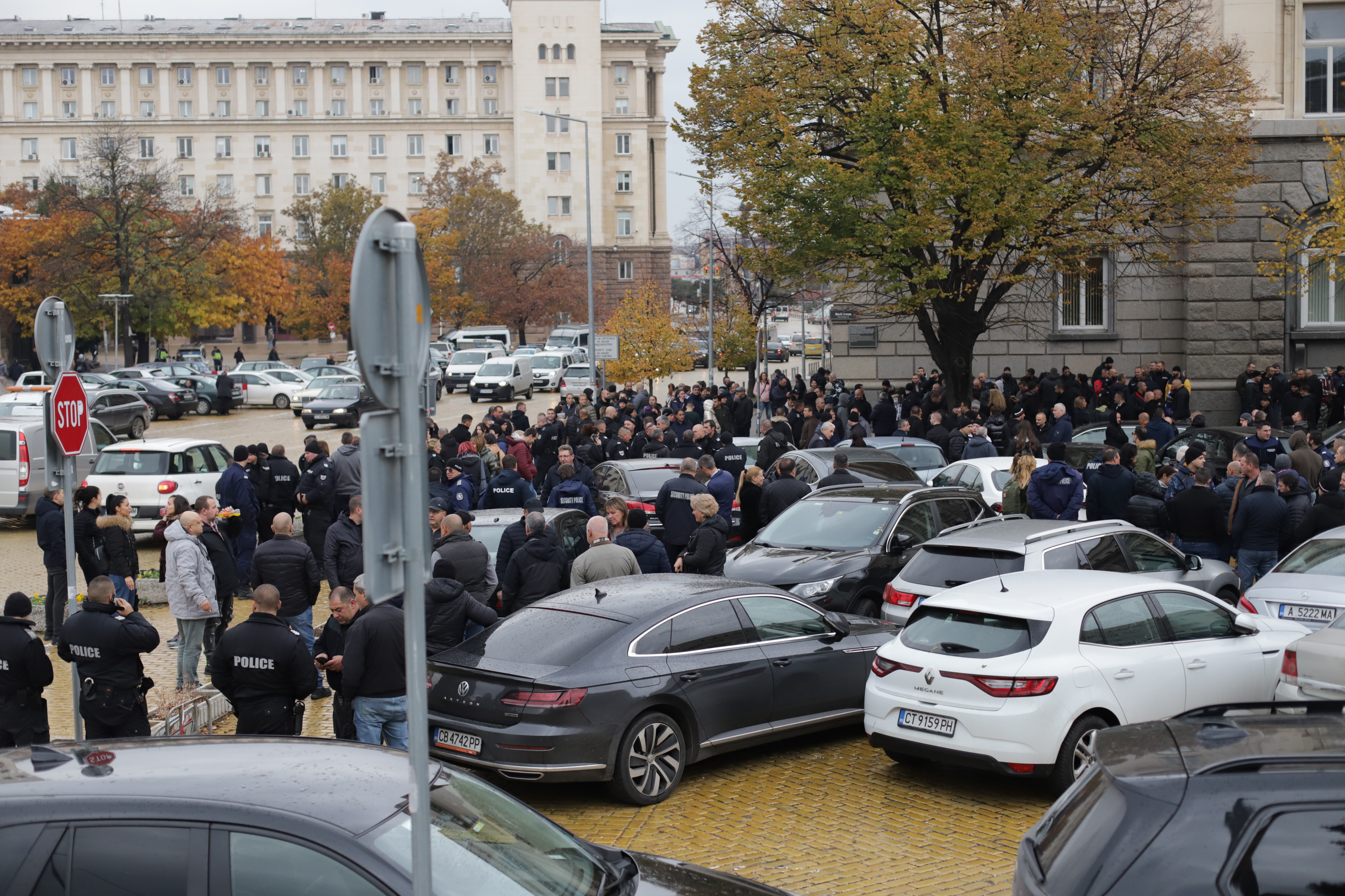 <p>Вместо за обяд, служители на полицията излязоха на протест в знак на съпричастност към пострадалите полицаи по време на сблъсъка с футболни агитки в София преди седмица</p>