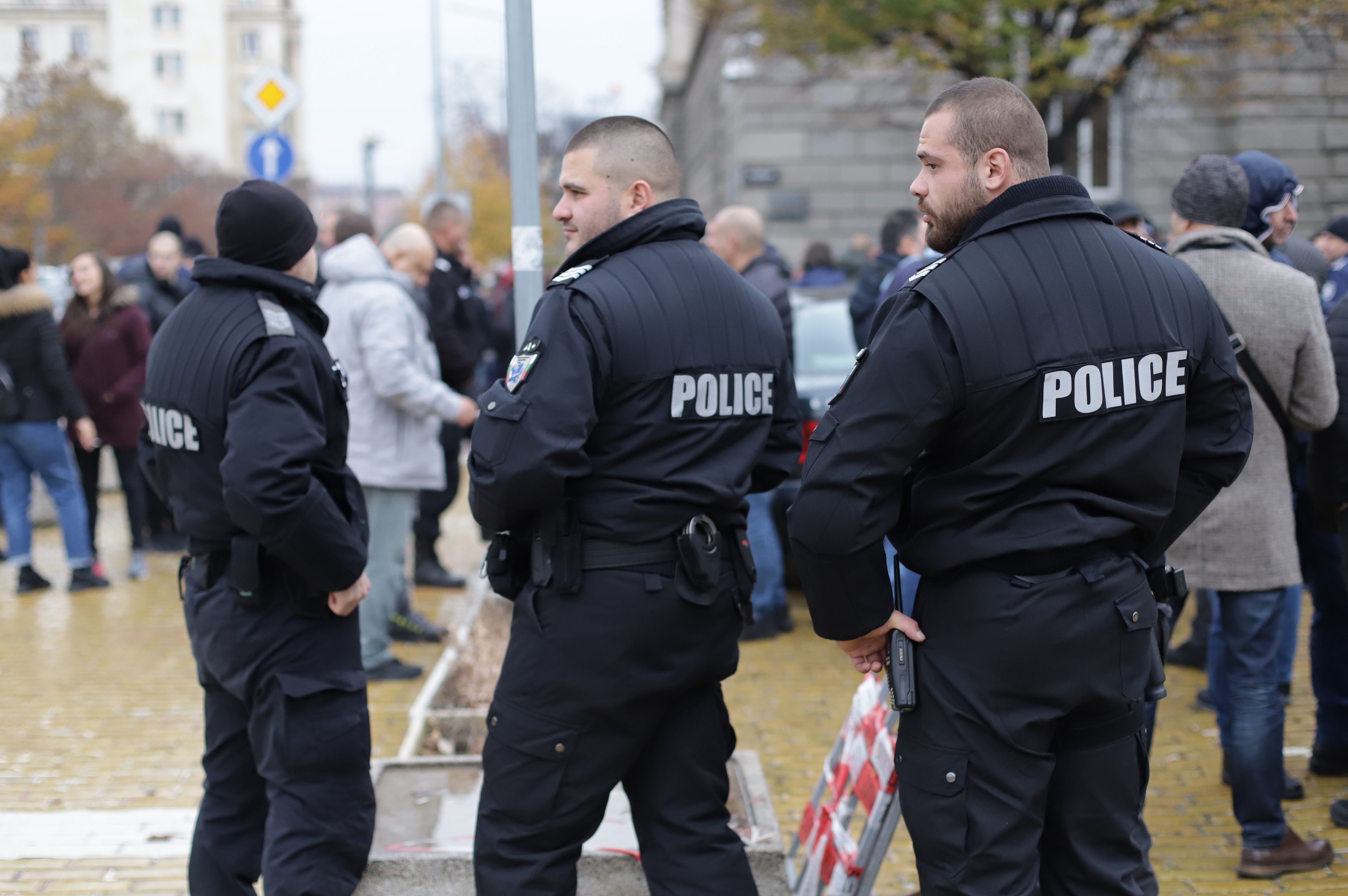 <p>Вместо за обяд, служители на полицията излязоха на протест в знак на съпричастност към пострадалите полицаи по време на сблъсъка с футболни агитки в София преди седмица</p>
