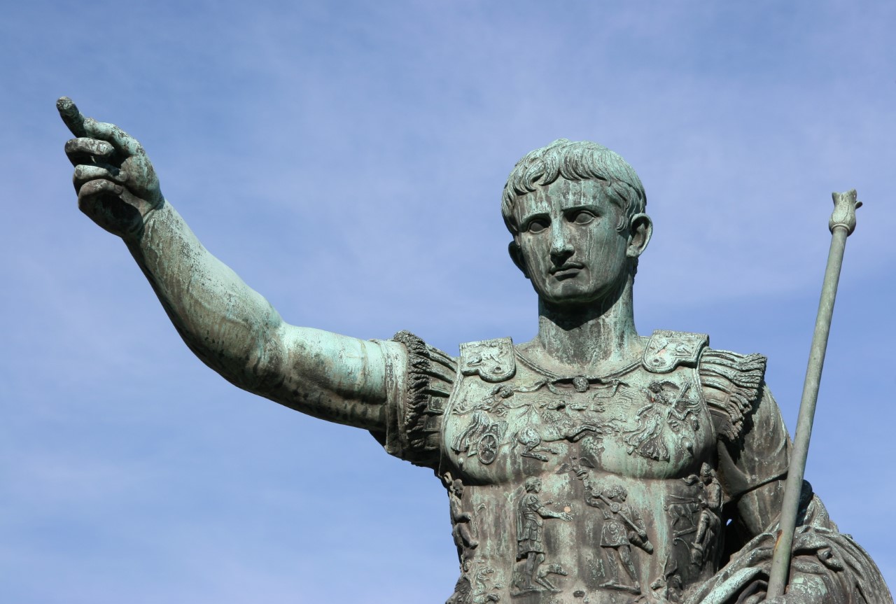 <p><strong>Юлий Цезар - 100 г. пр.Н.е. - 44 г. пр.Н.е.</strong></p>

<p>Докато управлява Римската империя като диктатор, Юлий Цезар често е обсипван с нападки от политически врагове и съперници, които често са насочени към слуховете за хомосексуалните му връзки. Обвиняван, че &quot;проспива&quot; пътя си към властта, Цезар прекарва много време с цар Никомед от Витиния, а съперниците му се подиграват, че очевидно е приел &quot;подчинена роля&quot; в тази връзка. В крайна сметка Цезар свършва живота си, когато няколко сенатори заговорничат да го убият на Мартенските иди през 44 г. пр.н.е.</p>
