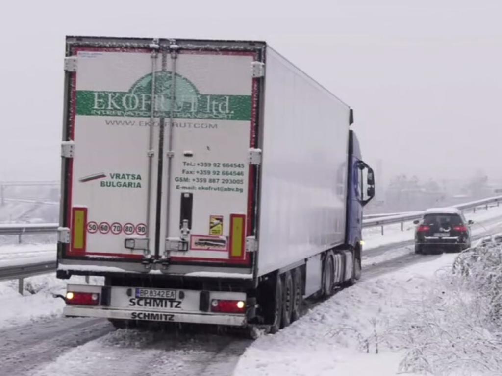 Снегът създаде проблеми в Монтанско Тирове закъсаха на околовръстния път