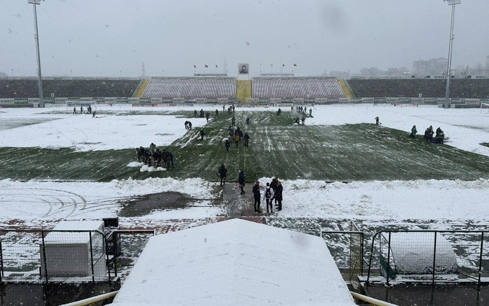 Срещата на стадион Христо Ботев започна с 15 минути закъснение -