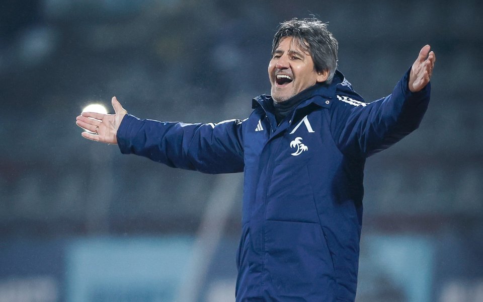 Главата на треньора на Левски Николай Костов не падна и