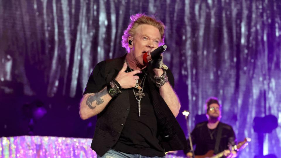 Вокалистът на рок групата Guns N' Roses, Аксел Роуз, е обвинен