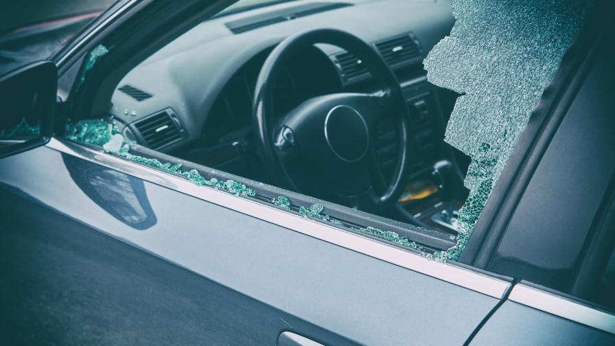 Мъж нападна шофьорка в София, разби прозореца на колата ѝ (ВИДЕО)