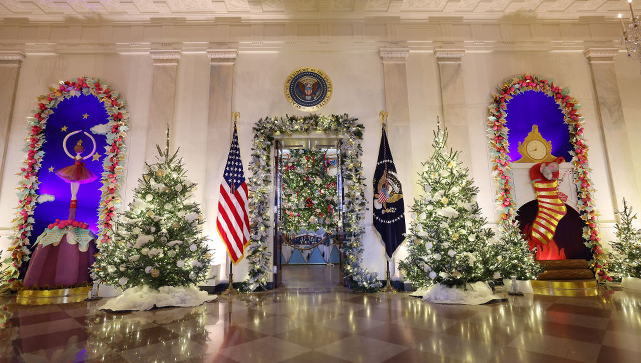 <p>98 коледни дръвчета, повече от 142 000 блещукащи лампички и близо 34 000 фигури украсяват залите на Белия дом. Джил Байдън изрази надежда, че това ще вдъхнови посетителите да прегърнат детето в себе си и да изпитат &quot;магията, чудото и радостта&quot; на сезона. Това е и темата за празничната украса.</p>