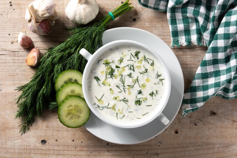 <p><strong>Млечни продукти</strong></p>

<p>Въпреки че научните данни са смесени, много хора съобщават за засилване на симптоми като хрема и образуване на слуз след консумация на мляко, сирене или кисело мляко. Особено внимание изискват ферментиралите и отлежали млечни продукти, които съдържат естествени хистамини.</p>