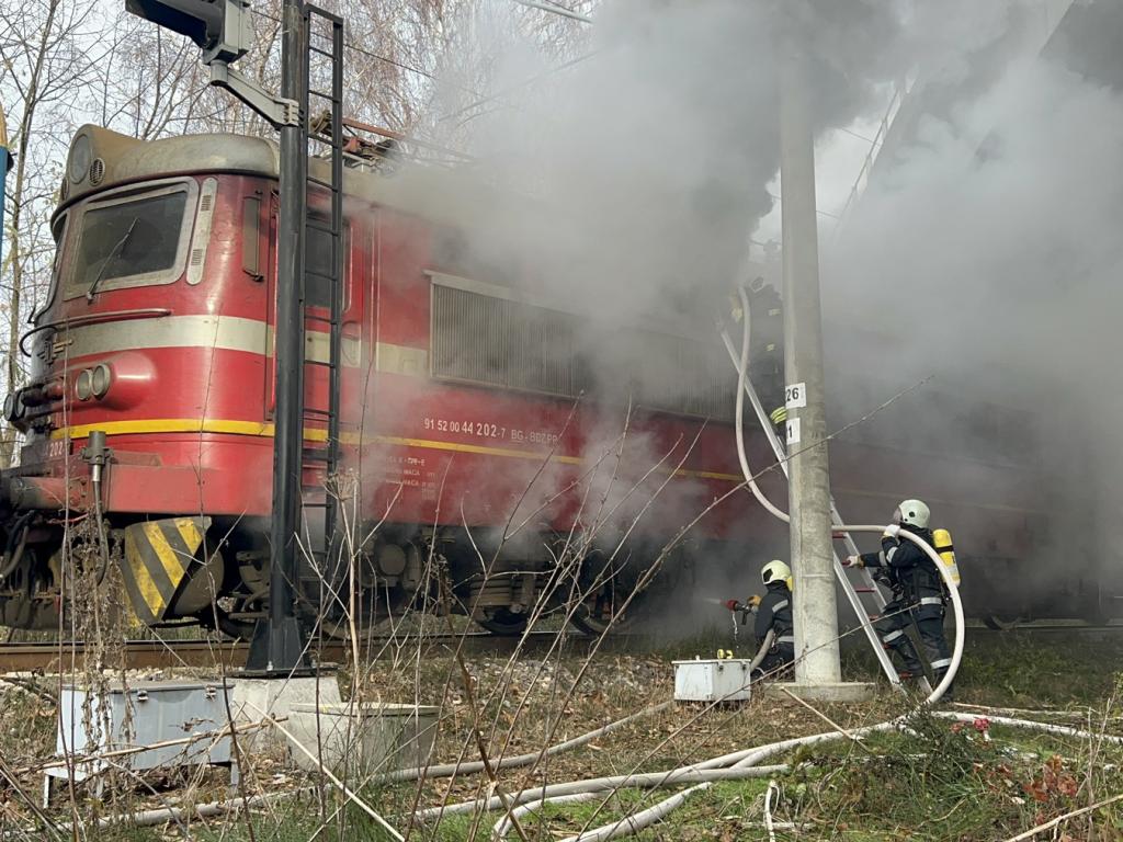Локомотив на влак се запали на гара Тулово Сигналът е