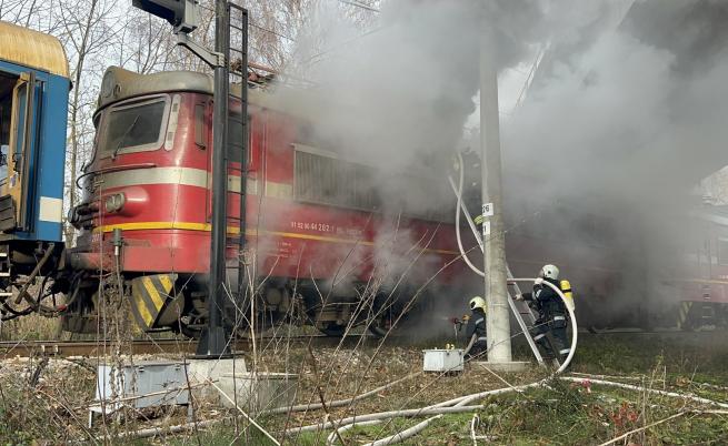 Влак с 40 пътници се запали край гара 