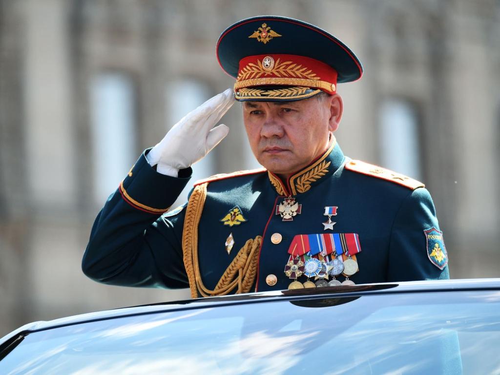 Руският президент Владимир Путин смени дългогодишният министър на отбраната на