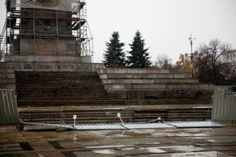 ограда паметник на съветската армия