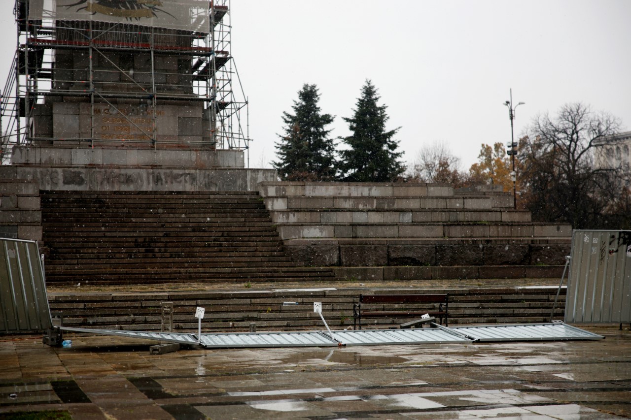 <p>Оградата пред Паметника на Съветската армия в центъра на София е паднала.</p>