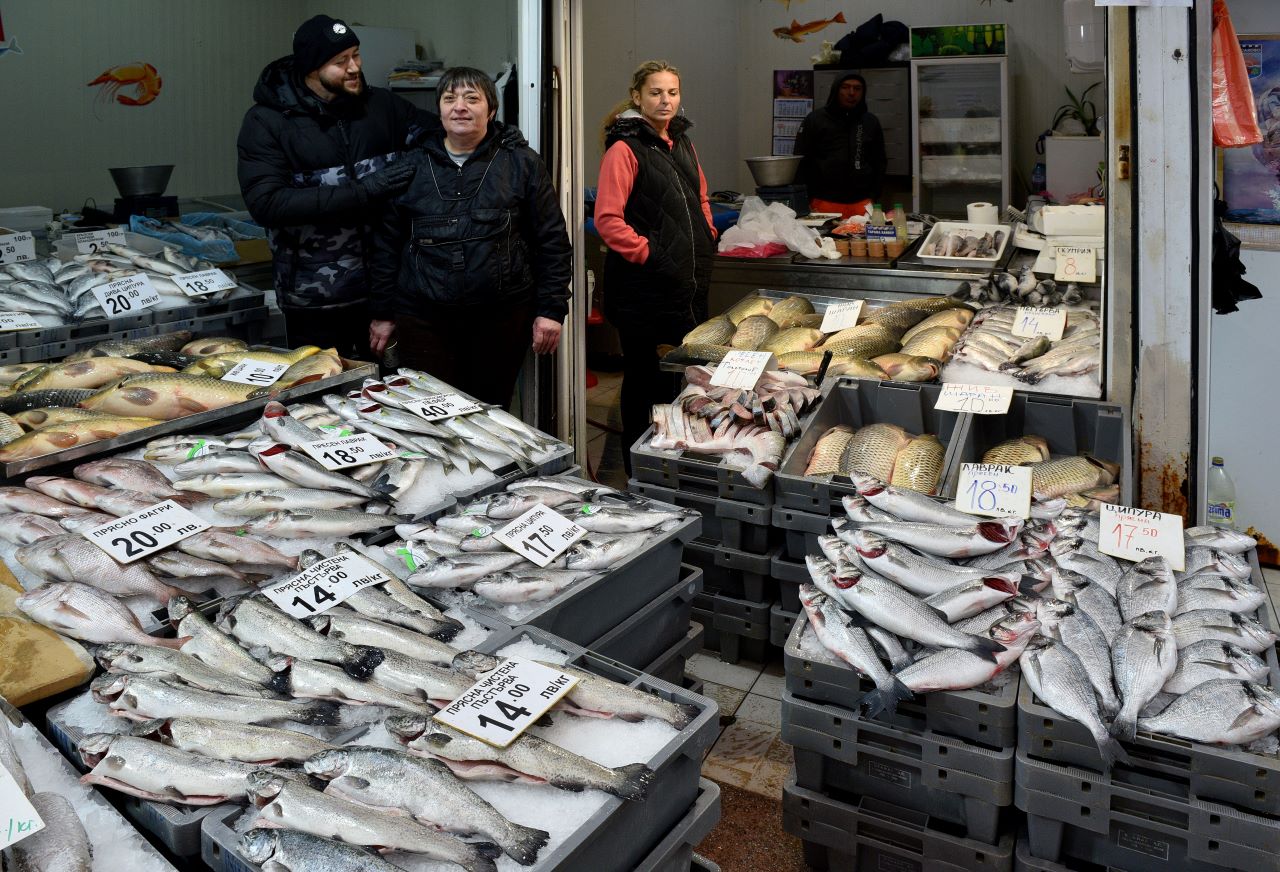 <p>Два дни преди Никулден на рибната борса във Варна шаранът се продава по 10 лева за килограм, показа проверка на БТА.</p>