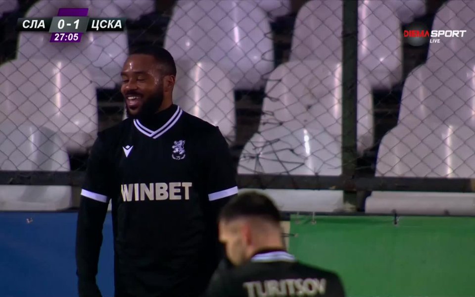 В 27-а минута Тобиас Хайнц преодоля страхотно съперников състезател и