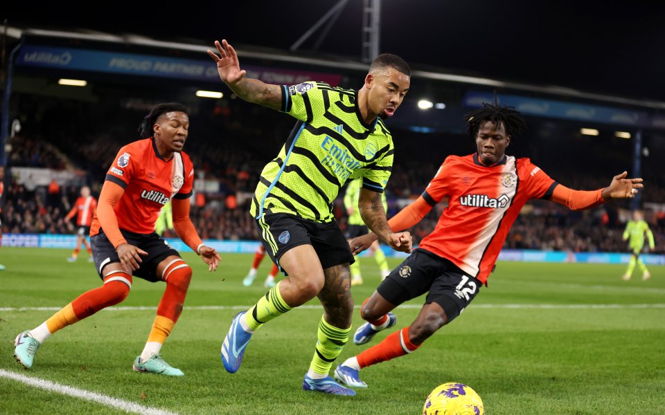 Лутън и Арсенал играят при 2:2 в мач от 15-ия кръг