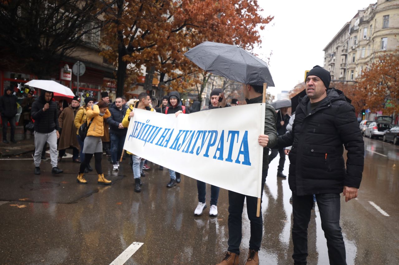 <p>Под наслов &quot;Народ без култура е народ без бъдеще!&quot; културни дейци от София и страната протестираха пред сградата на Министерството на културата с искания за законови промени, които да гарантират увеличение на бюджета за култура.</p>