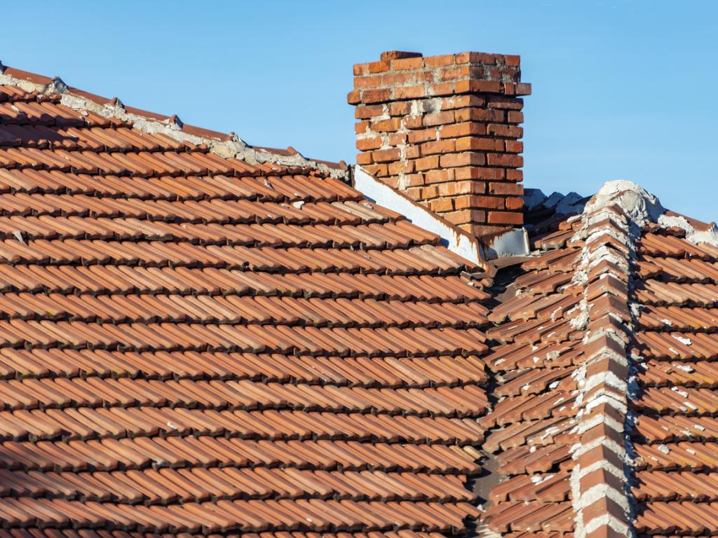 Измами с обещания за ремонти на покриви Строители завличат хора
