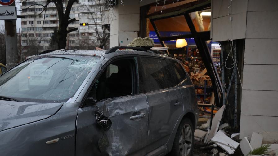 <p>Кола се вряза в магазин в София, мъж е в кома (ВИДЕО/СНИМКИ)</p>