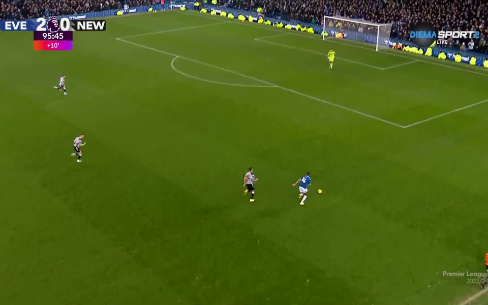 В четвъртък вечер Евертън победи Нюкасъл с 3:0, поднасяйки една