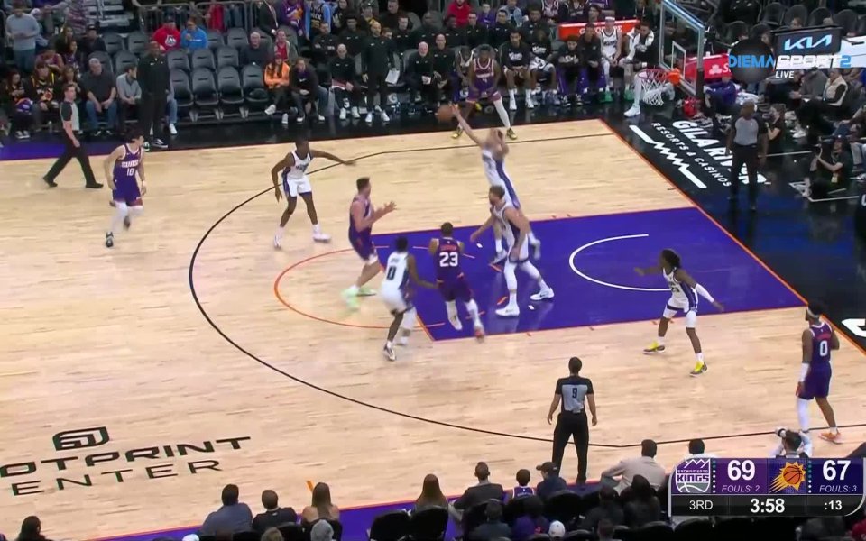 Освен, че успява да впечатли в офанзивен план, Александър Везенков