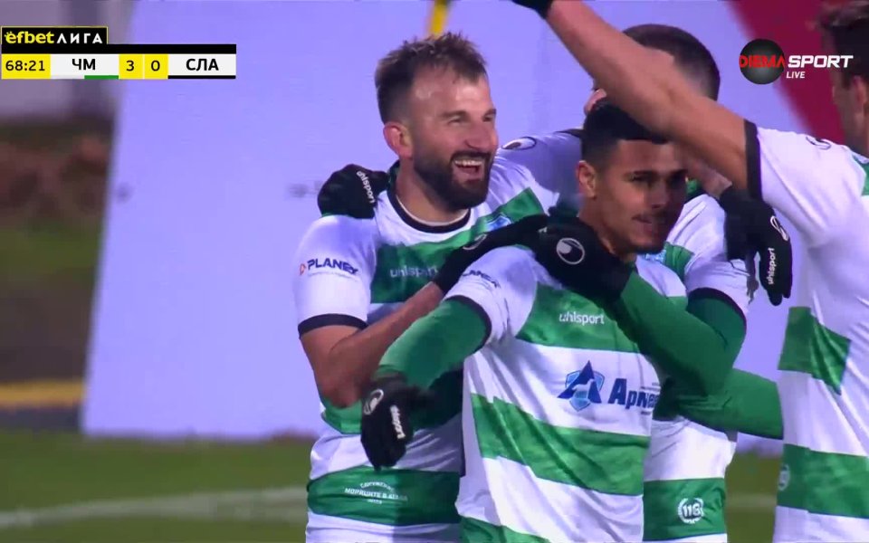 Двадесет минути преди края Черно море вкара трети гол на