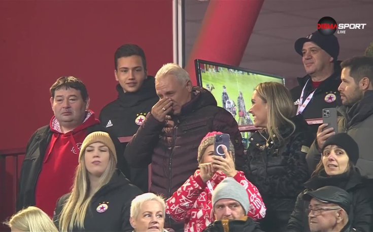 Христо Стоичков плаче на 