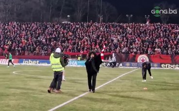 Йорданка Христов подгря публиката на стадион Българска армия преди историческия