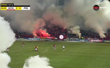 Привържениците на ЦСКА запалиха факли и димки през второто полувреме
