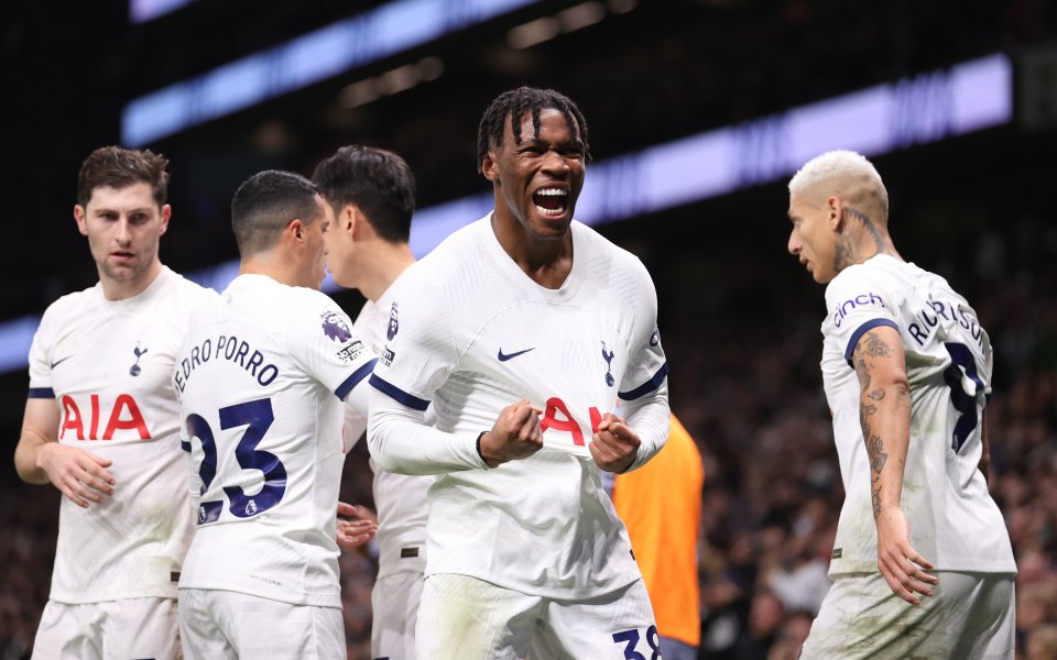 Тотнъм и Нюкасъл играят при резултат 4:0 в мач от 16-я