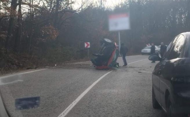 Автомобил се обърна по таван и блокира пътя Велико Търново - Габрово (СНИМКА)