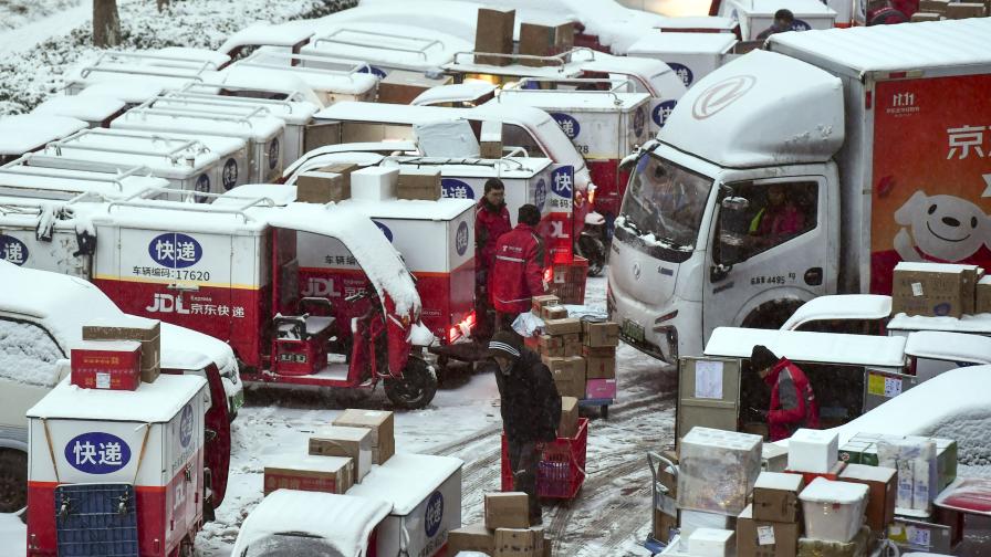 Блокирани пътища, закъснели полети: Снежни бури в Китай предизвикаха хаос