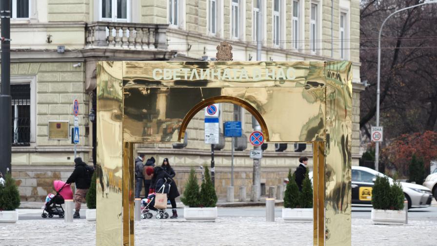 Златната арка на площад "Александър Невски": Чие дело е и защо предизвика толкова остри реакции