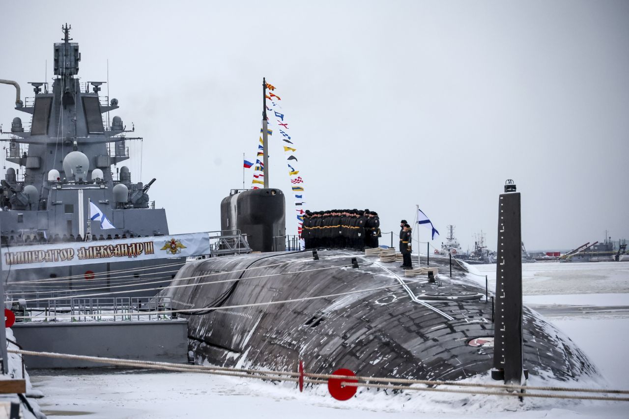 <p>Руският президент Владимир Путин присъства на церемонията по вдигането на флаговете на атомните подводни крайцери &bdquo;Император Александър III&rdquo; и &bdquo;Красноярск&rdquo;</p>