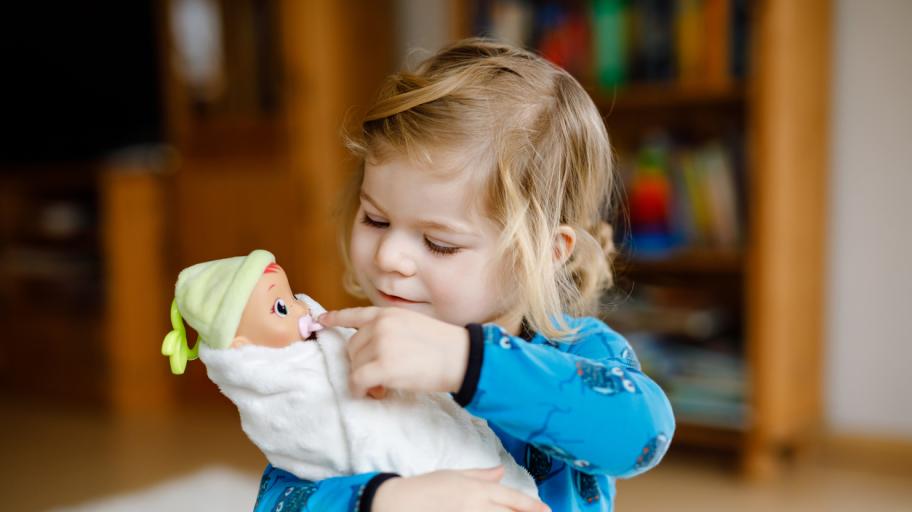 Как играта с кукли бебета помага за развитието на децата?