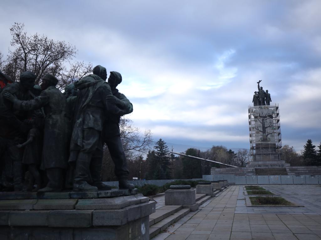 Възстановяваме и преместваме Паметника на Съветската армия за да се