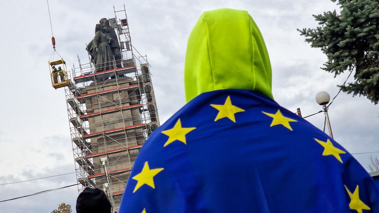 <p>Продължава демонтирането на Паметника на Съветската армия</p>