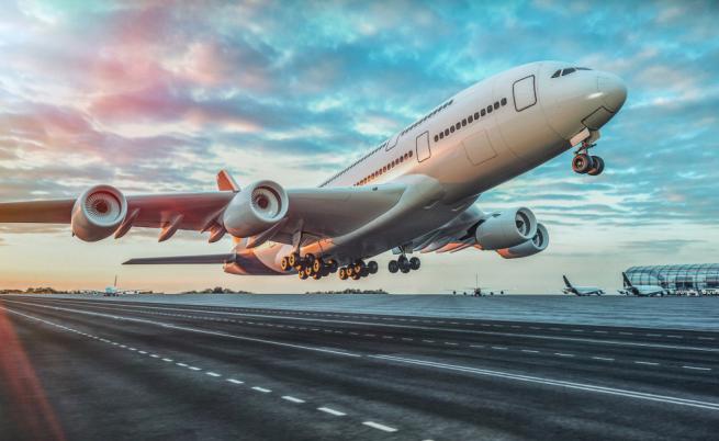 Нов инцидент: Самолет кацна принудително заради пукнато стъкло