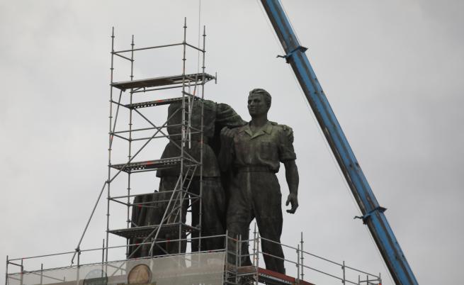  Демонтажът на Паметника на руската войска продължава под засилена полицейска защита. 