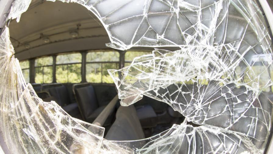 Непълнолетни потрошиха с камъни градски автобус в Бургас