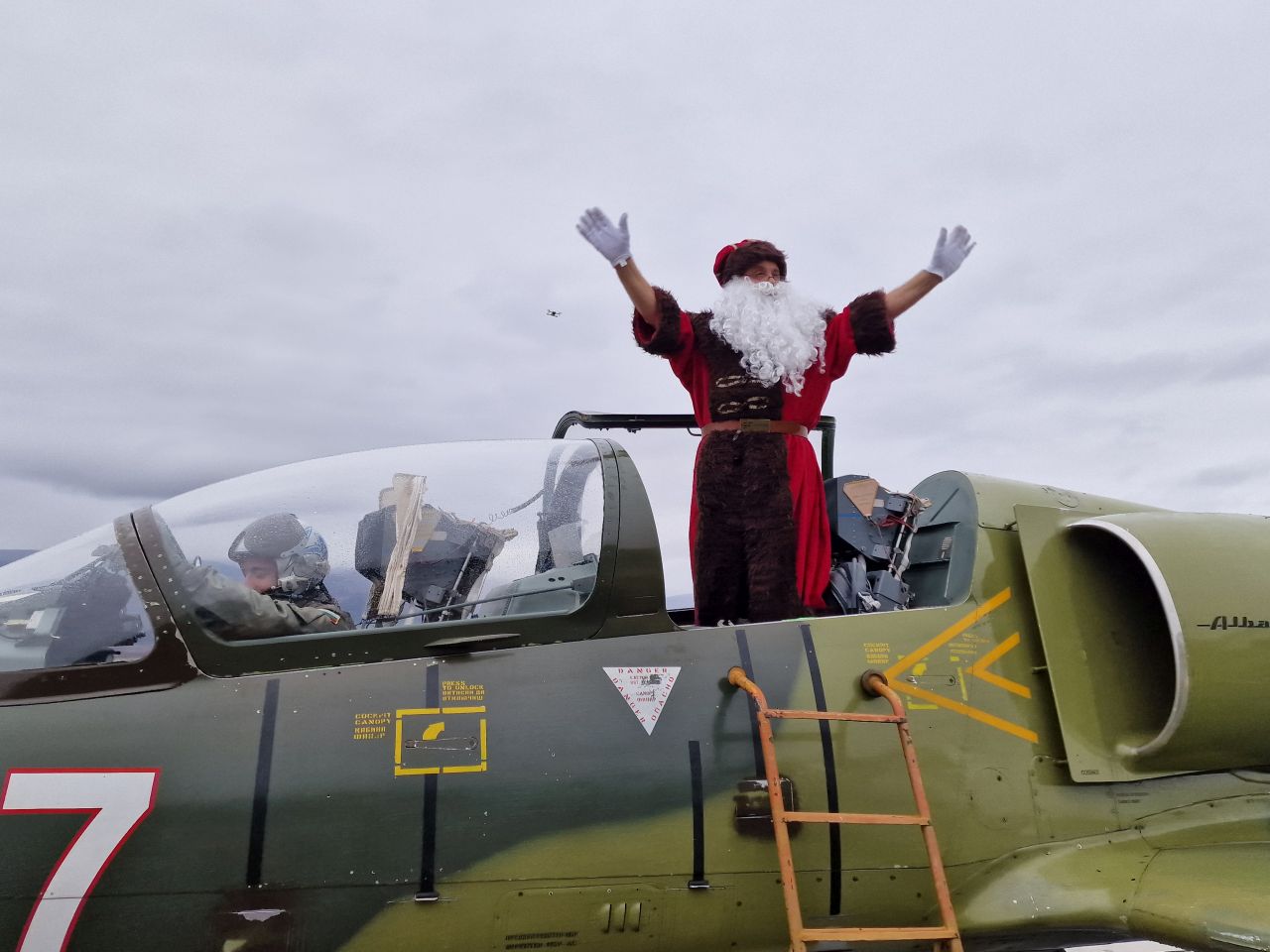 <p>Дядо Коледа пристигна от Лапландия на летище Пловдив с военен самолет L 39 на авиобаза &quot;Граф Игнатиево&quot;. Добрият старец зарадва с подаръци децата, които го чакаха като им пожела да са здрави, ученолюбиви и палави.</p>