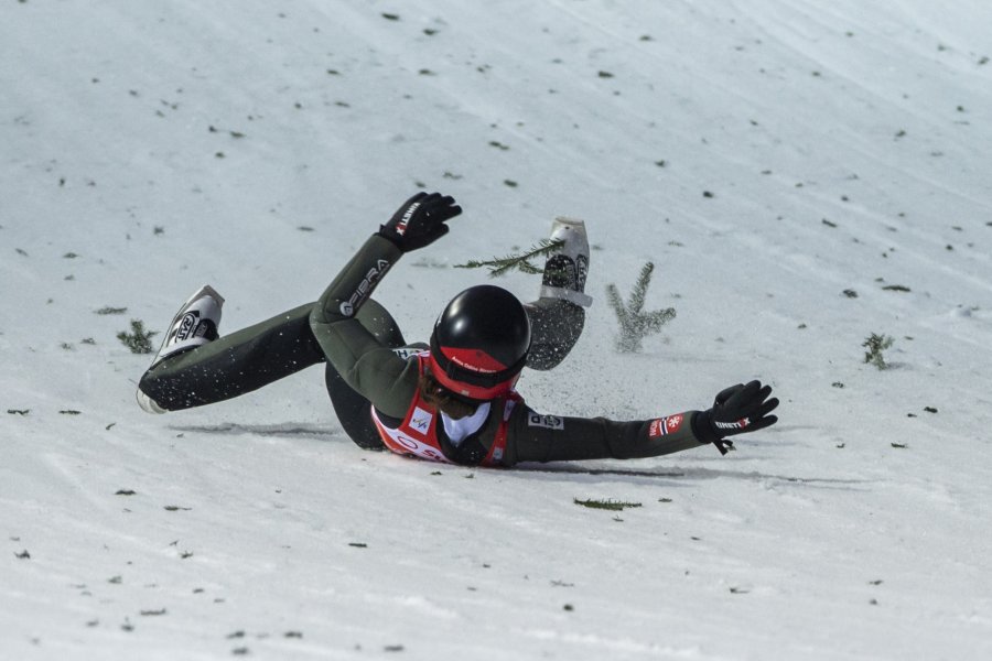 Тежко падане на норвежката ски скачачка Ана Один Стрьом1