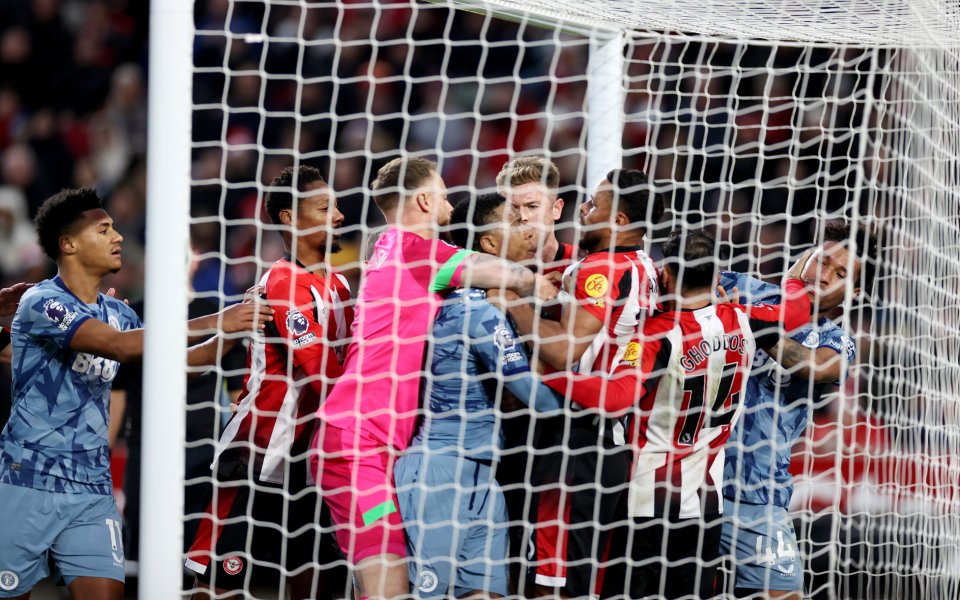 Астън Вила взе трета поредна победа във Висшата лига. След