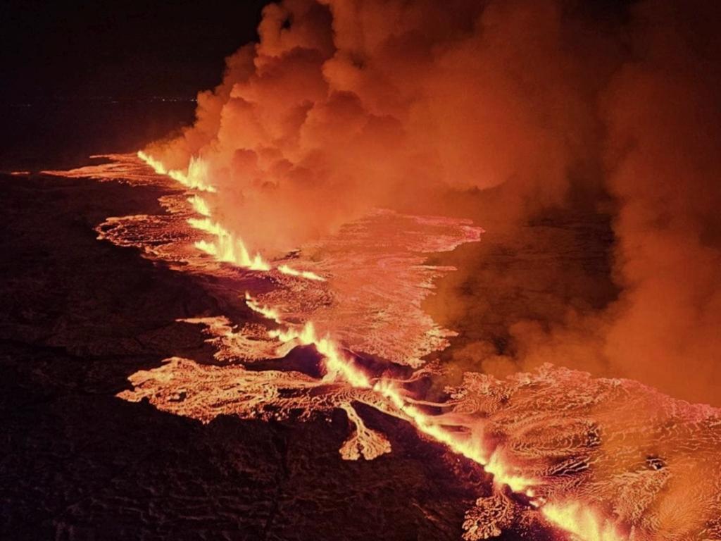 Лавата от нова вулканична пукнатина на исландски полуостров, която е