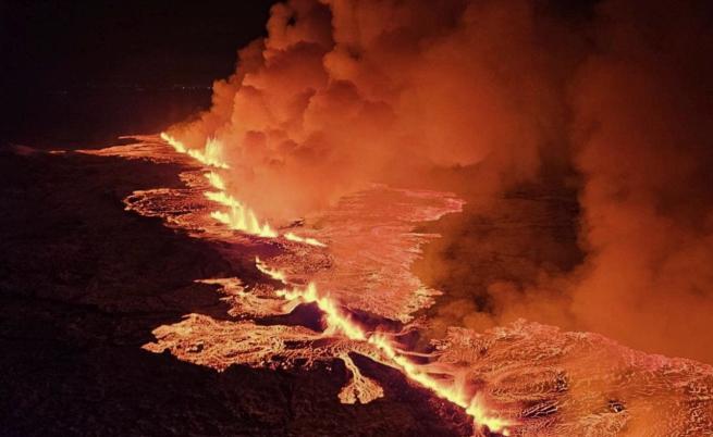 Исландският вулкан изригна зрелищно през 4-километрова пукнатина