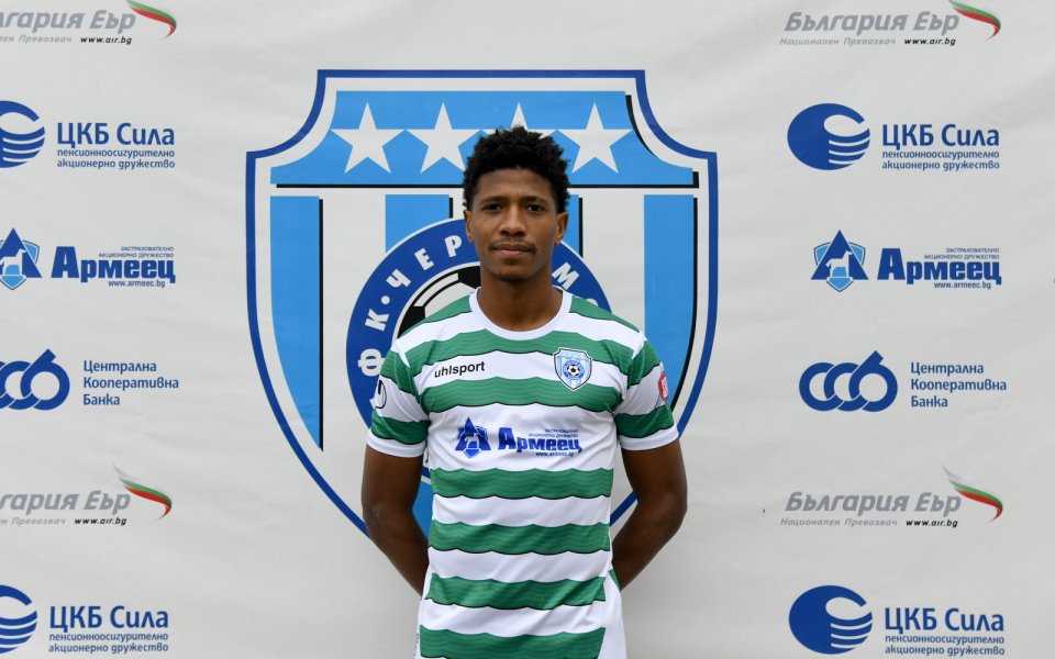 Левият външен халф на Черно море Мишаел Алвес си постави